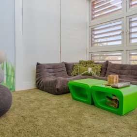 Έπιπλα χωρίς πλαίσιο για ένα ευρύχωρο φυτώριο