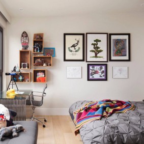 Couverture grise sur un lit de bébé