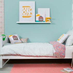 Place pour les affiches au-dessus du berceau