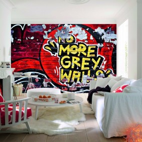 Affiche de graffiti dans une salle blanche