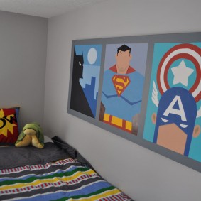 Une sélection d'affiches sur le mur d'une chambre d'enfant