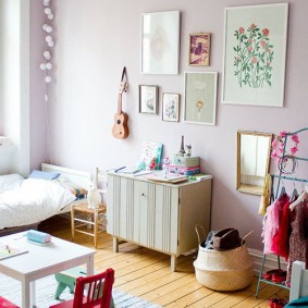 Tapis léger sur un plancher en bois