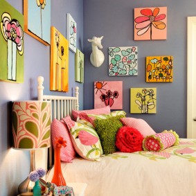 Une pile d'oreillers sur le lit d'une fille