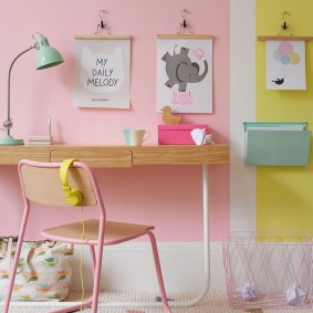 Affiches au format A4 sur le mur d'une chambre de fille