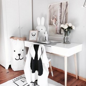 Costume de lapin sur le dos d'une chaise d'enfant