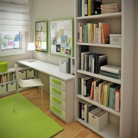 Зелена постелка пред детска маса