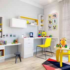 Жълто столче на метална основа