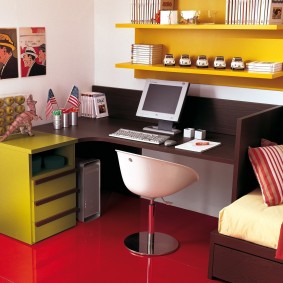 Червен под в детската стая