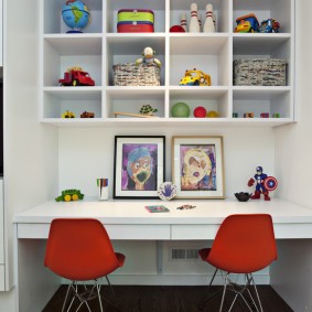 Висящ багажник в стаята за момичета