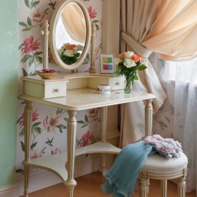 วอลล์เปเปอร์ลายดอกไม้ที่โต๊ะเครื่องแป้ง