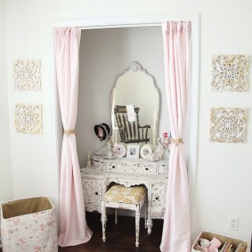 โต๊ะเครื่องแป้งในซอกผนัง