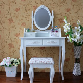 เฟอร์นิเจอร์สีขาวบนพื้นหลังของวอลล์เปเปอร์กระดาษ