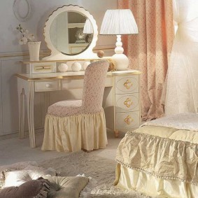 เก้าอี้หุ้มด้วยหลังสบาย