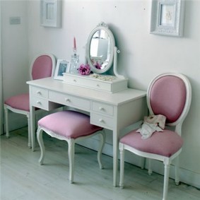 เก้าอี้สูงสีชมพู