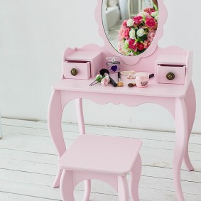 เฟอร์นิเจอร์เด็กที่มีขาหยิก