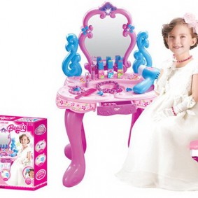 เด็กผู้หญิงในชุดขาว