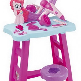 เก้าอี้พลาสติกขนาดเล็ก