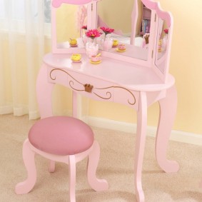โต๊ะเครื่องแป้งสีชมพูสำหรับเด็ก