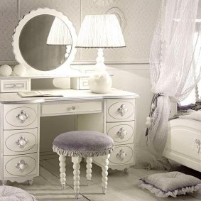 โคมไฟตั้งโต๊ะบนโต๊ะเครื่องสำอาง