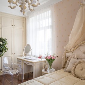 โต๊ะเครื่องแป้งในการตกแต่งภายในของห้องนอนคลาสสิก