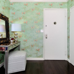 ประตูสีขาวในห้องที่มีพื้นสีเข้ม