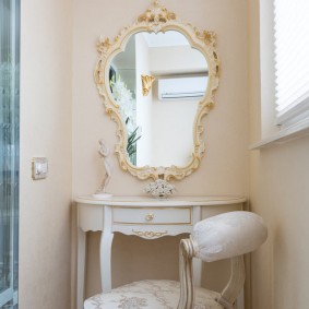 กระจกสวยในกรอบแกะสลัก