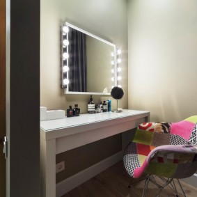 เก้าอี้หุ้มด้วยที่วางแขนที่สะดวกสบาย