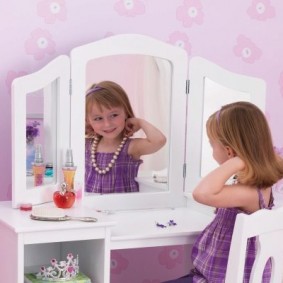 โต๊ะเครื่องแป้งขนาดเล็กสำหรับเด็กผู้หญิงที่มีผมยาว