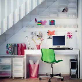 โต๊ะใต้บันไดในบ้านส่วนตัว