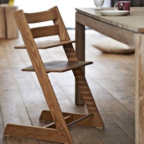 เก้าอี้ปลูกด้วยไม้อัดที่นั่งบนกรอบไม้