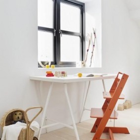 เก้าอี้สว่างหน้าโต๊ะสีขาว