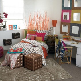 ด้านในของเรือนเพาะชำสำหรับเด็กสาววัยรุ่น