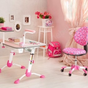 เก้าอี้สูงพร้อมเบาะสีสันสดใส