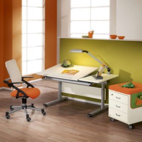 โต๊ะข้างเตียงเด็กพร้อมลิ้นชักบนล้อ