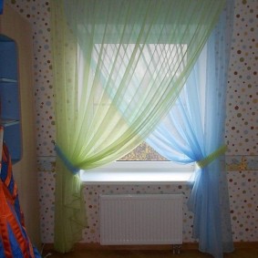 Double tulle sur une fenêtre en plastique