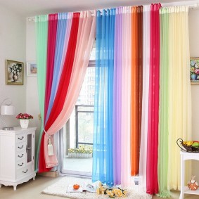 Rideaux à rayures dans une pièce lumineuse