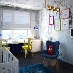 Çocuk odası penceresinin önünde sarı sandalye