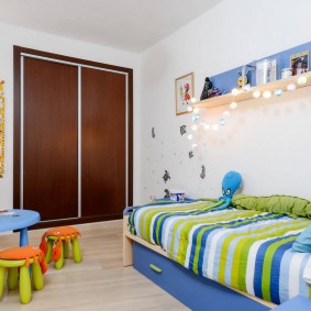 Bebek battaniyesi üzerinde parlak şeritler