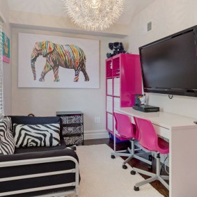 Pembe mama sandalyeleri kızlar yatak odasında