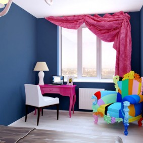 Mavi duvarlı bir odada pembe perde