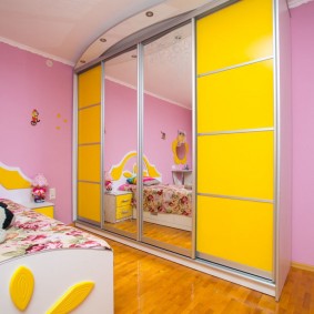 Ayna kapılı sürgülü dolap