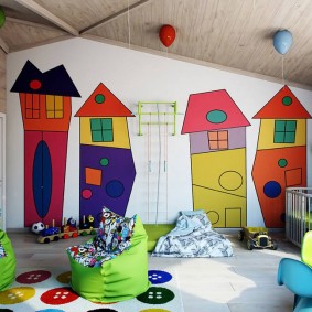 Hiasan dinding aksen di ruang permainan