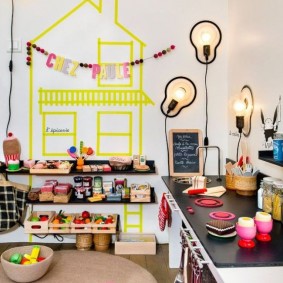 Melukis sebuah rumah di dinding bilik untuk kanak-kanak