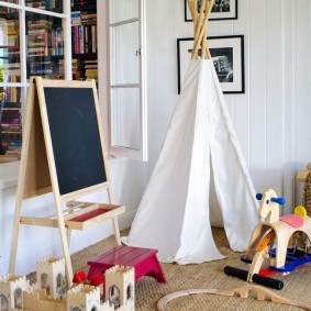 Kayu kanak-kanak dengan permukaan batu tulis