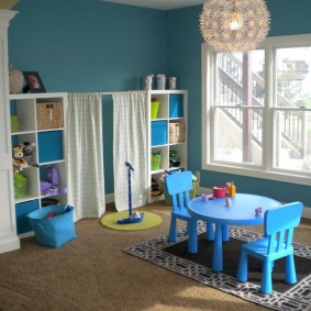 Perabot kanak-kanak diperbuat daripada plastik biru