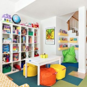 Pouf berwarna di kawasan permainan kanak-kanak