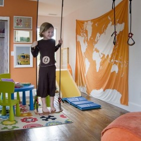 Ayunan kanak-kanak di atas siling bilik