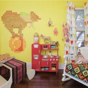 Dinding kuning di dalam bilik tidur kanak-kanak