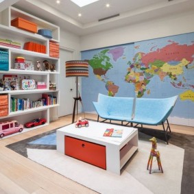 Peta politik dunia di dinding pembibitan