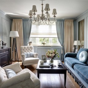 Γύρω από μαξιλάρια στον καναπέ στο σαλόνι